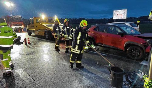 Ein Unfall an der Abzweigung der B15 in Richtung Griesstätt. An dieser Stelle wird es wohl keinen Kreisverkehr geben. Foto Barth