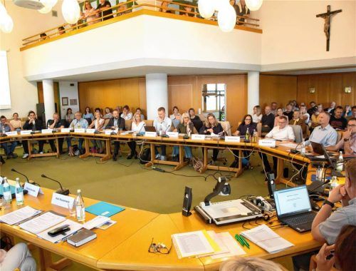 Ein voll besetzter Sitzungssaal im Rathaus: Das Interesse aus der Bevölkerung war mit über 50 Gästen groß. Foto Anita Berger