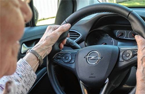 Eine 95-jährige Frau aus dem Landkreis Mühldorf war vor dem Amtsgericht angeklagt (Symbolbild). Foto dpa/Julian Stratenschulte/Pia Bayer