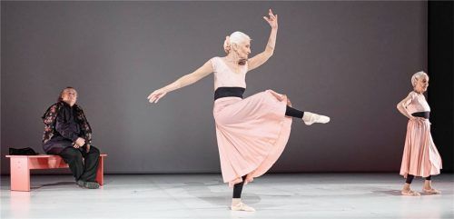 Eine Ausnahmeleistung: Choreograf Roman Linke (links) geleitete die beiden derzeit ältesten Schülerinnen der Ballettschule auf die Bühne. Gemeinsam bringen es Ingrid Jaeschke und Katrin Schwarzer auf 177 Jahre. Vom Publikum wurden sie gefeiert. Fotos ROLAND TROLL