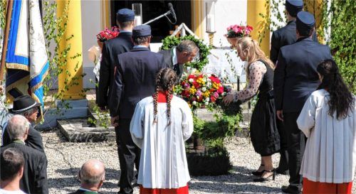 Eine der ersten Amtshandlungen als Bad Aiblings neue Bürgermeisterin: Kirsten Hieble-Fritz mit Sigi Rass bei der Kranzniederlegung an der Friedenskapelle. Fotos Strim