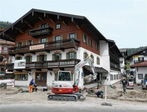 Eine der größten Investitionen im aktuellen Haushaltsplan ist in Reit im Winkl die derzeit laufende Sanierung des Rathausvorplatzes. Foto Hauser
