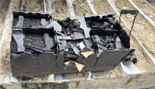 Eine explodierte Batterie hat in Söchtenau am Montag zu einem Polizeieinsatz geführt. Foto Polizei Rosenheim