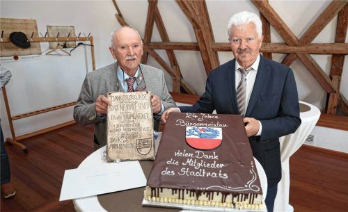 Eine sehr persönliche Verabschiedung vom Stadtrat: Eine Abschiedstorte vom Zweiten Bürgermeister Egbert Windhager, der auch Konditor ist. Fotos Enzinger