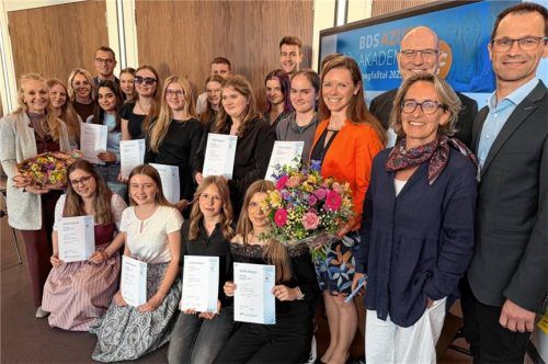 Eingerahmt von Bad Aiblings Bürgermeisterin Kirsten Hieble-Fritz (links) und (von rechts) Michael Weber, Zweiter Vorsitzender des BDS Mangfalltal, Schriftführerin Christine Knoll, BDS-Bezirksgeschäftsführer Christian Klotz und Akademie-Leiterin Carolin Deinert, freuten sich die Auszubildenden über ihre Zertifikate. Foto Kotter