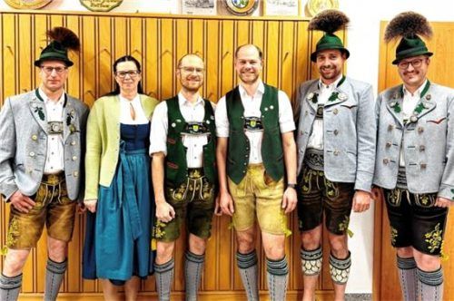 Einigkeit bei Trachtlern und Musikanten in Wildenwart zum Chiemgauer Gautrachtenfest 2028: Die Aufgabe wird gemeinsam erledigt sind sich Markus Irob, Sabine Till, Andreas Stoib, Peter Stoib, Thomas Stoib und Helmut Freund (von links) einig. Foto Hötzelsperger