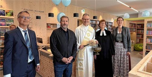 Einweihungsgäste: Diakon Michael Leberle und Pfarrerin Ghita Lenz-Lemberg segneten die Räumlichkeiten. Eingerahmt wurden sie vom (von links) leitenden Regierungsdirektor Stephan Reitmeier von der Regierung von Oberbayern, Architekt Eik Kammerl und Bürgermeisterin Irene Biebl-Daiber. Foto  Kirchner