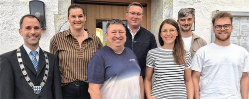 Eiselfings neue Gemeinderäte wurden vereidigt: (von links) Bürgermeister Georg Reinthaler, Margit Neef, Thomas Aringer, Stefan Reininger, Kathrin Pauker, Markus Oettl und Andreas Brunner. Foto Gemeinde Eiselfing