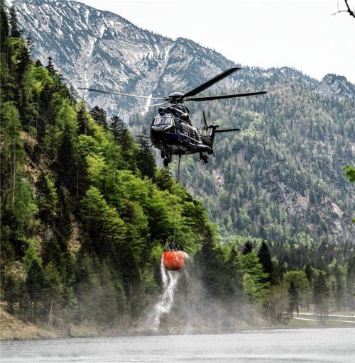 Elf Hubschrauber unterstützten gestern die Löscharbeiten tagsüber, darunter Helikopter der Bundeswehr. Foto 112News/P. Benje