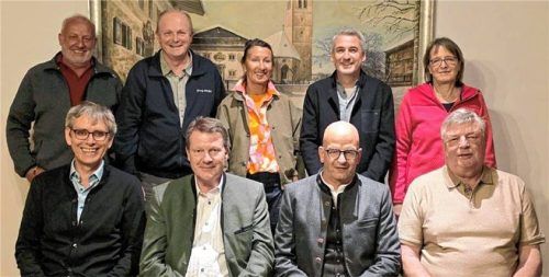 Ende einer Ära: (vorne, von links) Georg Heindl, Bürgermeister Andreas Fenzl, Zweiter Bürgermeister Thomas Schuster und Thomas Friedrich sowie (hinten, von links) Anton Schleipfner, Johann Grießl, Monika Walter, Maximilian Huber und Brigitte Feichtner. Foto Dachs