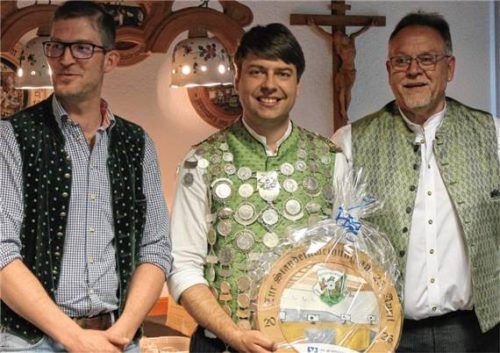 Enge Entscheidung um die Schützenscheibe: Stefan Raß, Christian Scholz und Vorsitzender Alfons Kapser (von links). Foto  re