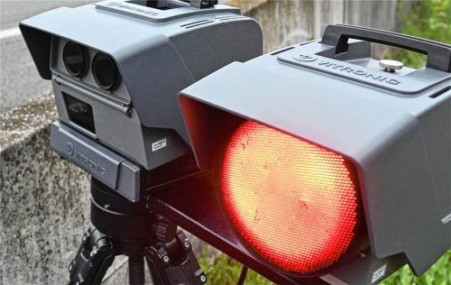Entlang der Straßen im Stadtgebiet Mühldorf werden regelmäßig „Blitzer“ aufgebaut (Symbolfoto). Doch die Einnahmen aus diesen Kontrollen sinken.Foto DPA
