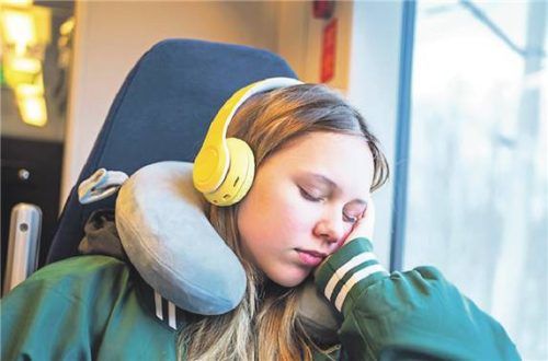 Erholsamer reisen: Ricarda Seemann (rechts), Orthopädin in Tettnang, rät zu Nackenkissen. Fotos dpa