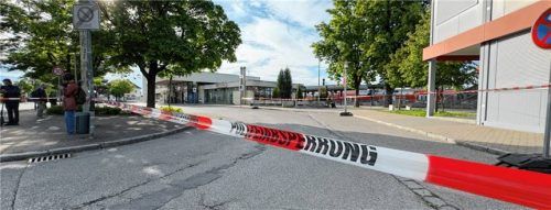 Erneut wurde gestern eine Fliegerbombe am Mühldorfer Bahnhof gefunden. Die Polizei sperrte das Gelände, der Zugverkehr wurde eingestellt.Foto Eschenfelder