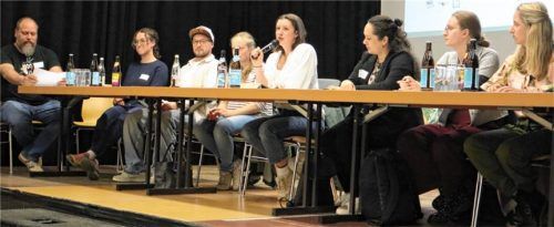 Erste Vorsitzende Sonja Gintenreiter (Mitte, mit Mikrofon) und ihre Vorstandsmitglieder sowie Geschäftsführer Florian Robida (links) können berechtigt stolz auf die geleistete Arbeit im SJR Rosenheim sein. Foto Strim