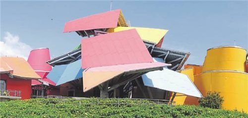 Es gibt viel zu entdecken: Panama-Stadt mit Häusern im Kolonialstil. Das Biomuseo vom Stararchitekten. Hightech an der Miraflores Schleuse. Die Bewohner der Isla Iguana (v. l.).