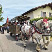 <p>Etwa 1.000 Personen nahmen beim Festumzug teil.</p>