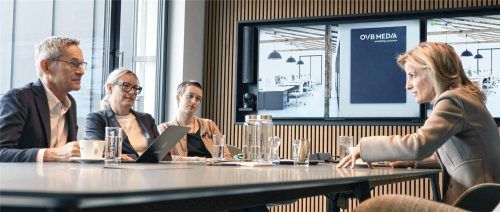 Exklusivrunde im OVB-Medienhaus: Staatssekretärin Daniela Ludwig (rechts) im Gespräch mit OVB-Redakteur Michael Weiser, Chefreporterin Rosi Gantner und OVB-Journalistin Sophie Onnasch (von links). Foto  Mischner