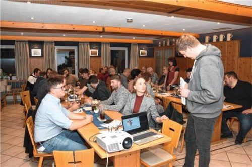 Fachberater Marco Wiesheu (vorne links) und Fachberaterin Franziska Jäger (vorne rechts) stellten die neueste Zuchtwertschätzung vor und beantworteten anschließend Fragen der knapp drei Dutzend Teilnehmer. Foto  Fund
