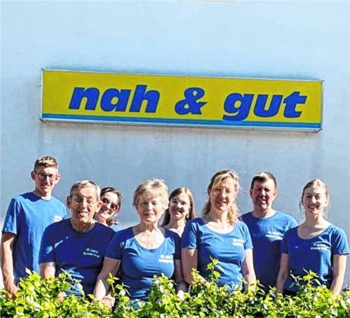 Familienunternehmen Irob: (von links) Franzi, Opa Sepp, Elisabeth, Marianne, Anna, Michaela, Franz und Lena. Foto Hötzelsperger