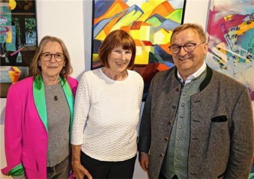 Farbenfroh sind die Bilder, die die Künstlerinnen Judith Steinbacher (Mitte) und Kornelia von Bomhard im Saal der Grabenstätter Schlossökonomie ausstellen. Bei der Vernissage beglückwünschte Bürgermeister Gerhard Wirnshofer die Damen zu ihrer vorzüglichen Ausstellung. Foto Müller