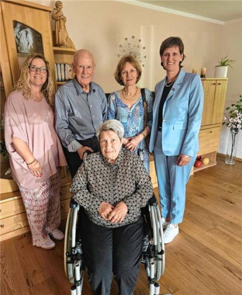 Feierten den 85. Geburtstag: (hinten, von links) Tochter Maike Busch, Jubilar Lothar Sammet, Pfarrerin Ruth Nun und Bürgermeisterin Irmgard Hibler sowie (vorne, im Rollstuhl) Ehefrau Karin Sammet.Foto Irmgard Hibler/Markt Isen