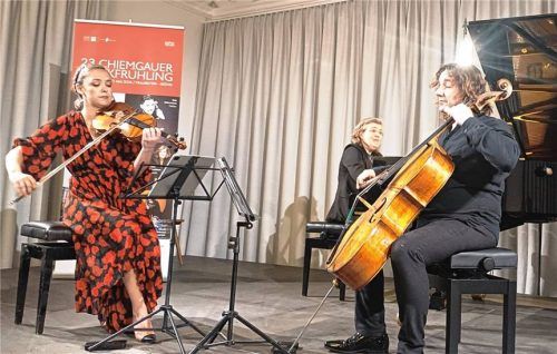 Fein abgewogenes Zusammenspiel: Violinistin Alexandra Conunova, Pianistin Silke Avenhaus und Cellist Justus Grimm.Foto Giesen