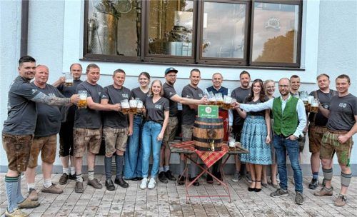 Festausschuss und Prominenz stießen schon mal auf ein gutes Gelingen des Gründungsfestes an. Foto  sutherland