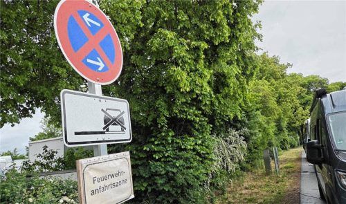 Feuerwehranfahrtszonen rund um den Festplatz des Wasserburger Frühlingsfests müssen zwingend freigehalten und Hinweisschilder beachtet werden.