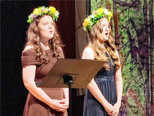 Filomena Strasser und Aurelia Noichl sangen das „Blumenduett“ aus der Oper Lakmé. Foto Auer