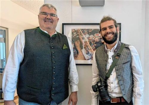 Fotograf Elias Wagner (rechts) mit Bürgermeister Ullrich Gaigl vor der Fotografie „Bookshop“. Foto Willnhammer