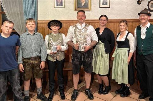 Franz Landenhammer (rechts) gratuliert (von links) Leon Reischel, Sebastian Mayer, Leonas Mürkens, Schützenkönig Dominic Moser, Christiane Strohmeier und Kathi Redl.