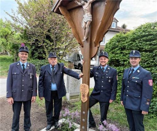 Freuen sich am Feldkreuz: (von links) Martin Pfab, stellvertretender Vorsitzender des Willinger Feuerwehrvereins, Restaurator Hans Krimplstötter, Vorsitzender Michael Krimplstötter und Kommandant Christian Sallaba. Foto Kotter