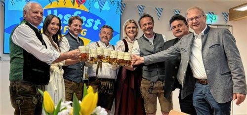 Freuen sich auf ein schönes Volksfest: (von links) Zweiter Bürgermeister Günter Hargasser, Organisatorin Janine Killermann, Bürgermeister Josef Grundner, Brauereivertreter Hans Kienzl, die Festwirte Carina Häring und Sebastian Mayerhofer, Dritter Bürgermeister Thomas Naglmeier und Kulturreferent Hans Peter Kohlschmid. Foto Stettner