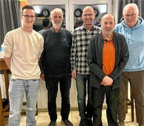 Freuen sich über das gelungene Turnier: (von links) Basti Mittermaier, Karl Grimm, Peter Fendt, Hermann Renoth und Hans Kiefl.Foto .re