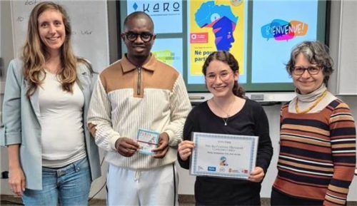 Freuen sich über kreative Begeisterung für Französisch: (von links) Kursleiterin Franziska Haydn, Autor Mamadou Sow, Siegerin Maria Stöckl und Dr. Marie-Laure Canteloube vom Institut Français.