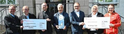 Freuten sich gemeinsam über die Spende: Markus Enzinger (Katholischer Pfarrverband), Alfred Repsys (CSW), Pfarrer Martin Gehringer, Ludwig Nickl, Olaf Kalsperger, Gitti Baumann und Irina Lovriz (beide Raublinger Tafel/von links). Foto Ruprecht