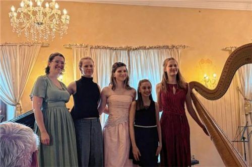 Fünf Meisterschülerinnen an der Harfe unter sich: (von links) Julia Petkanicova, Daphne Spiewok, Klara Maj, Aryana Devine und Anna-Rosalie Bauder. Foto Kirchner