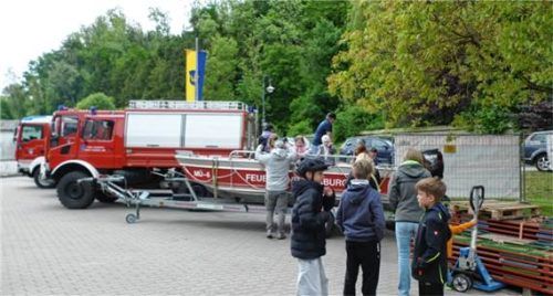 Für die Kinder war das Rettungsboot spannend.Foto Bachmaier
