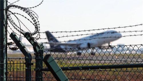 Für die kleine Familie aus Bad Endorf ging es nun per Flugzeug nach Nigeria (Symbolbild). Foto IMAGO/Rene Traut