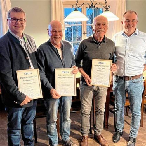 Für ihre langjährige Mitgliedschaft in der CSU ehrte Ortsvorsitzender Florian Gerthner (rechts) Konrad Stuffer, Hans-Jürgen Tremmel und Josef Trost (von links).Foto re