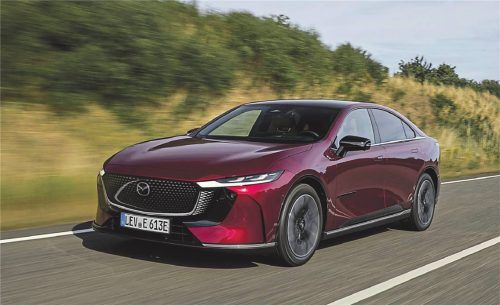 Ganz schön flach: Der vollelektrische Mazda 6e macht als stromlinienförmige Limousine eine gute Figur und verdient sich auch im Alltag gute Noten. Foto MAZDA