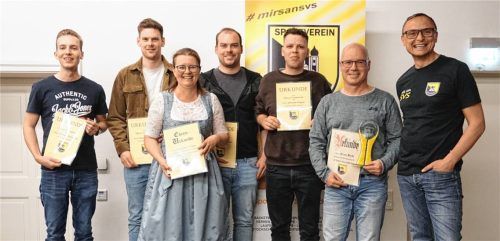 Geehrt für langjährige SVS-Mitgliedschaft wurden (von links) Christoph Königbauer (25 Jahre), Sebastian Schreiner (25), Stephanie Folger (40), Dominik Schreiner (25), Johannes Wagner (25) und Franz Biebl (50). Darüber freute sich Vereinsvorsitzender Markus Schwarzenböck.Foto Sutherland