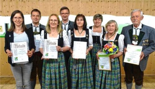 Geehrte Schützen des Vereins „Rimbachquelle“ Hofgiebing: (von links) Verena Pichlmeier, Manfred Meier, Sabine Pichlmeier, Josef Pichlmeier, Karin Huber, Schützenmeisterin Angela Schwarzenböck, Marille und Rudi Schmid. Foto  re