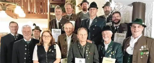 Geehrte und Ehrende: (vorne von links) Christian Kühn, Stefan Fersch, Uwe Kueres, Franziska Ludewig, Hubert Blank, Willi Schellmoser, Hans Schnaiter, Bernhard Brehmer; auf der Treppe von links: Christian Zangl, Martin Schied, Markus Kopp, Florian Lackerschmid, Hubert Kornprobst und Wolfgang Habich.Foto Hötzelsperger
