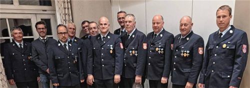 Geehrte und Honoratioren: Josef Kloo senior, Bürgermeister Karl Mair, Kommandant Florian Beck, Kreisbrandmeister Rainer Tippel, Kreisbrandinspektor Franz Hochhäuser, Konrad Lindner, Max Trum, Vorsitzender Bernhard Himmelstoß, Franz Mayer, Hubert Rothmayer, Sebastian Sandbichler und Zweiter Kommandant Hans Hiebl (von links). Foto re