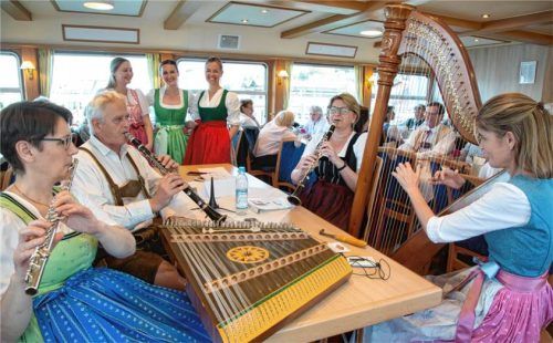 Gelungener Auftritt der musikalischen Gäste aus dem Salzburger Land: Die Messwein-Musi aus Unken und der Wiesberger Dreigesang. Foto Berger