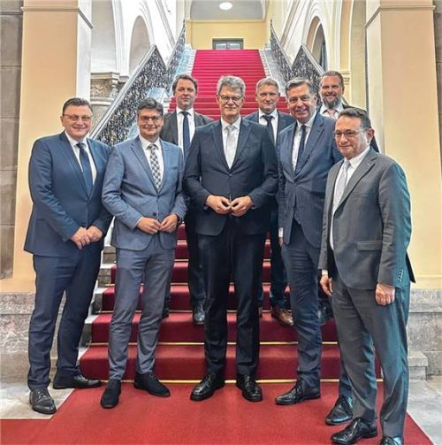 Gemeinsam für den schnellen Ausbau der ABS38: Bundestagsabgeordneter Günter Baumgartner, Landrat Max Heimerl (Mühldorf), Bundestagsabgeordneter Andreas Lenz, Bundesverkehrsminister Patrick Schnieder, Landrat Dr. Tobias Windhorst (Landkreis Altötting), Bundestagsabgeordneter Stephan Mayer, Landtagsabgeordneter Sascha Schnürer und Parlamentarischer Staatssekretär Ulrich Lange (von links). Foto Landratsamt Mühldorf