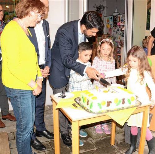 Gemeinsam mit den Kindern schnitt Oberbürgermeister Abuzar Erdogan die Geburtstagstorte an.