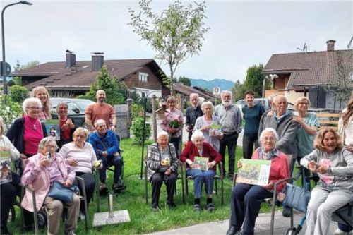 Gemeinschaftsbild nach dem Aufstellen der Vogelfutterstation (auf besonderen Wunsch der Senioren). Foto Riedl